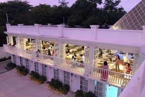 屋外ダイニングエリア