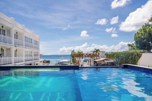 Outdoor pool - The Mark Resort Cebu (Lapu-Lapu City)