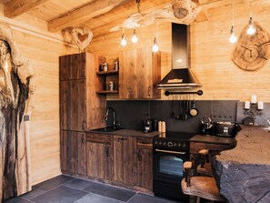 Wasserkocher mit Kaffee-/Teezubehör, Kühlschrank, Ofen, Herdplatte