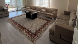 Condo phong cách cổ điển, ban công, quang cảnh biển | Nội thất lối vào