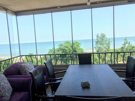 Classic Condo, Balcony, Sea View | Living area | 43-inch LED TV with cable channels. ÜNYE KAVAKLAR GÜNLÜK EV