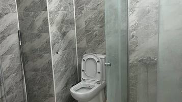 Bloc d'apartaments clàssic, balcó, vistes al mar | Bany | Dutxa, assecador de cabells i tovalloles