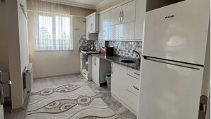 Condo phong cách cổ điển, ban công, quang cảnh biển | Bếp riêng | Tủ lạnh, bếp nấu, dụng cụ nấu nướng/bát dĩa/dao nĩa 