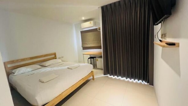 A bedroom with a bed, a desk, and a chair. - Pattaya Inn hotel (Pattaya)