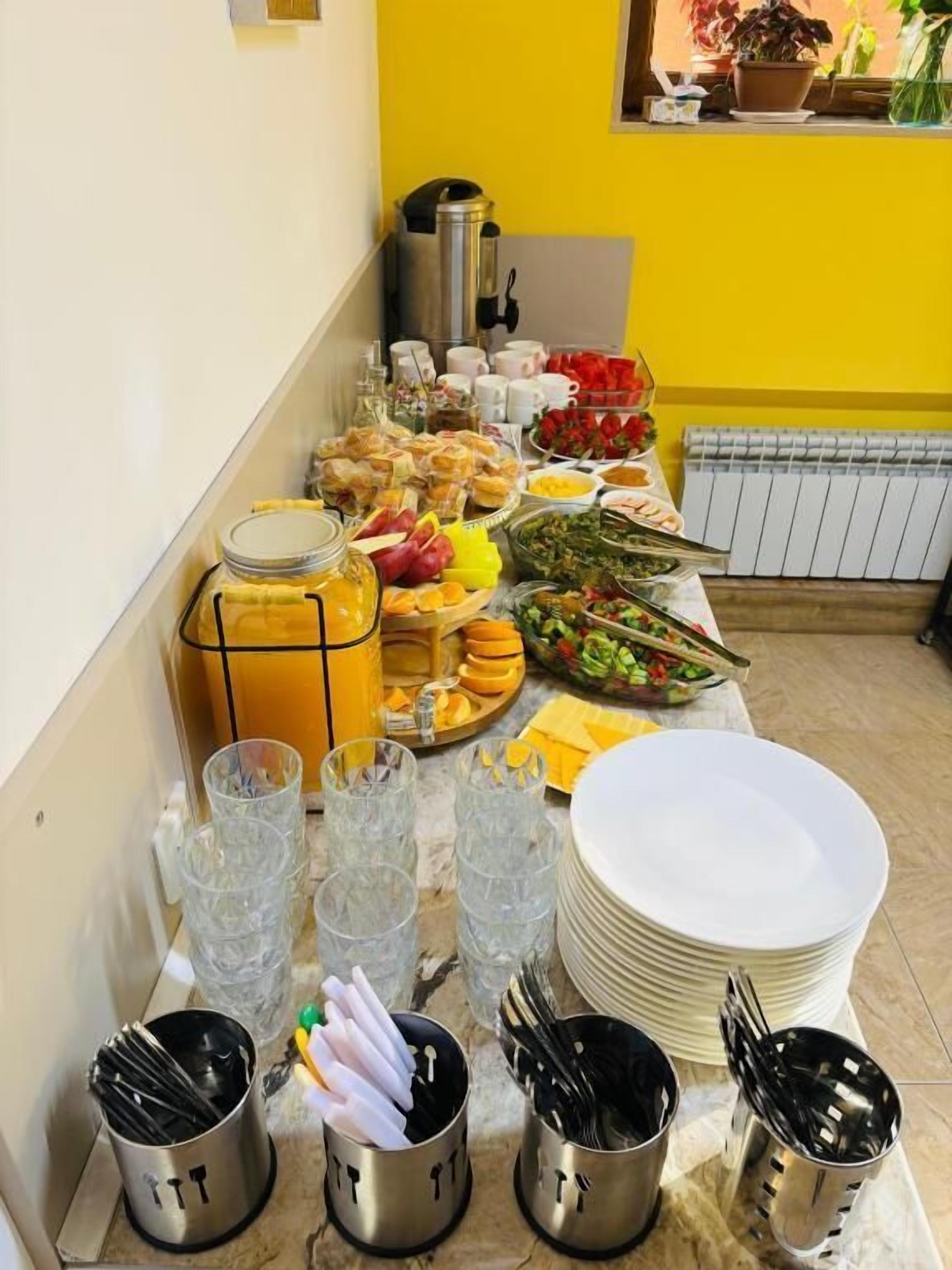 每日供应自助式早餐（每人 USD 8）