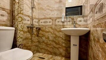 Habitación estándar con 2 camas individuales, vistas al patio | Baño | Artículos de higiene personal gratuitos, secador de pelo y zapatillas