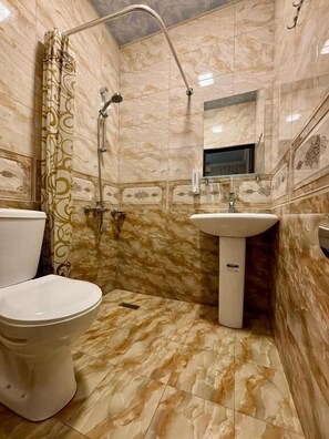 Standard Twin Room, Courtyard View | Bathroom | Free toiletries, hair dryer, slippers, towels