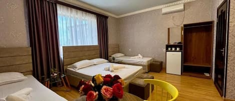 Tremannsrom – familie, bakgårdsutsikt | Skrivebord, skrivebord for bærbar PC, lydisolert og strykejern/-brett