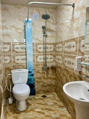 Kamar Twin Superior, pemandangan halaman | Kamar mandi | Perlengkapan mandi gratis, pengering rambut, sandal, dan handuk