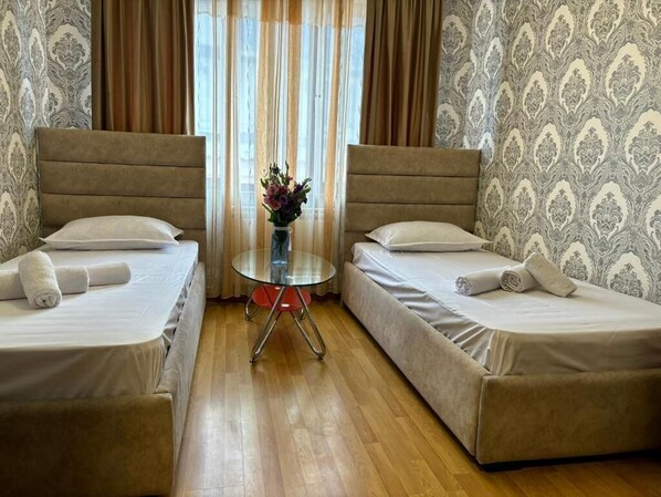 Chambre Standard avec lits jumeaux, vue sur la cour intérieure | Bureau, espace de travail pour ordinateurs portables