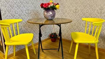 Chambre Triple Familiale, vue cour intérieure | Bureau, espace de travail pour ordinateur portable