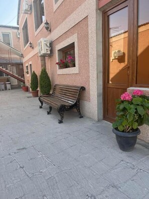 المنشأة من الخارج