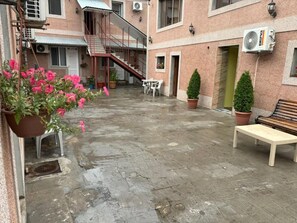 إطلالة على الفناء