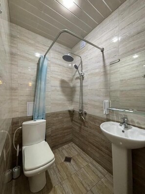 ห้องสแตนดาร์ดทวิน, วิวสวนหย่อม | ห้องน้ำ | ของใช้ในห้องน้ำฟรี, ไดร์เป่าผม, รองเท้าสวมภายในห้อง, ผ้าเช็ดตัว