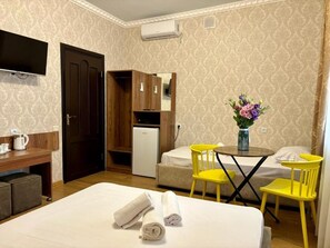 Habitación superior con 2 camas individuales, vista al patio | Escritorio, espacio para trabajar con laptop y insonorización