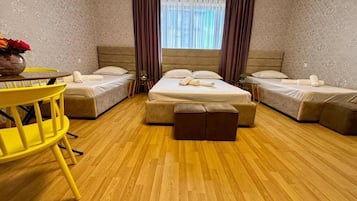 Habitación triple familiar, vistas al patio | Escritorio y espacio para trabajar con un portátil