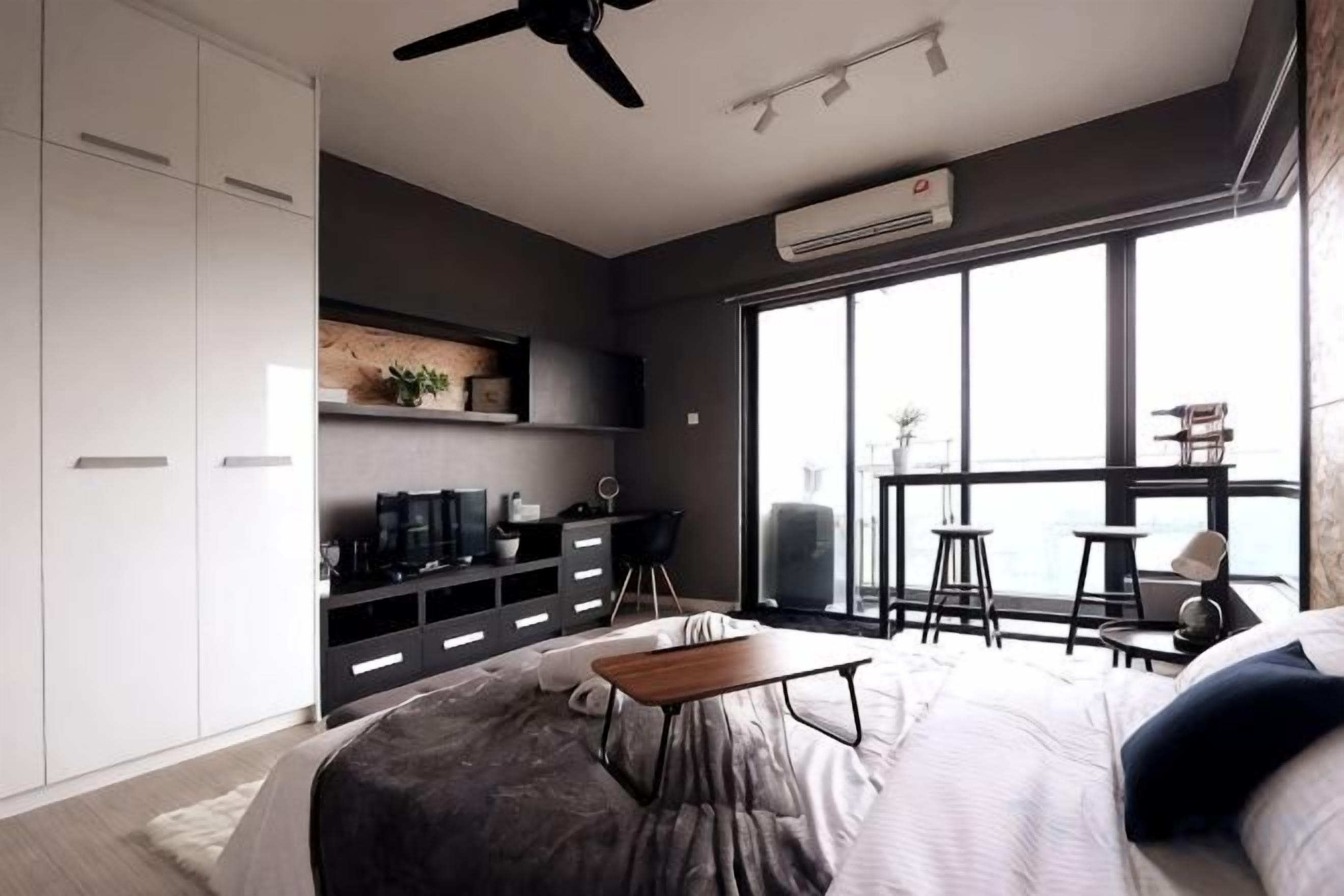 Une chambre moderne avec un lit, un bureau et un balcon offrant une vue agréable.