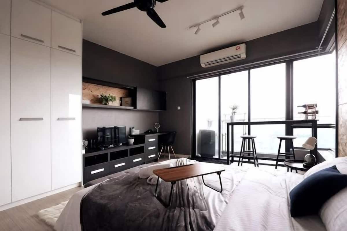 Une chambre à coucher moderne avec un lit, un bureau, une chaise et une grande fenêtre.