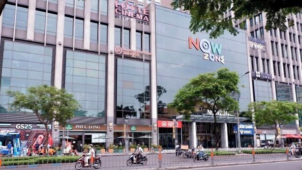 A modern building with a cinema and various shops. - WE stayin Saigon Ben Thanh Market City View Studio (Ho Chi Minh City)