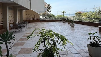 Apartamento | Restaurante al aire libre