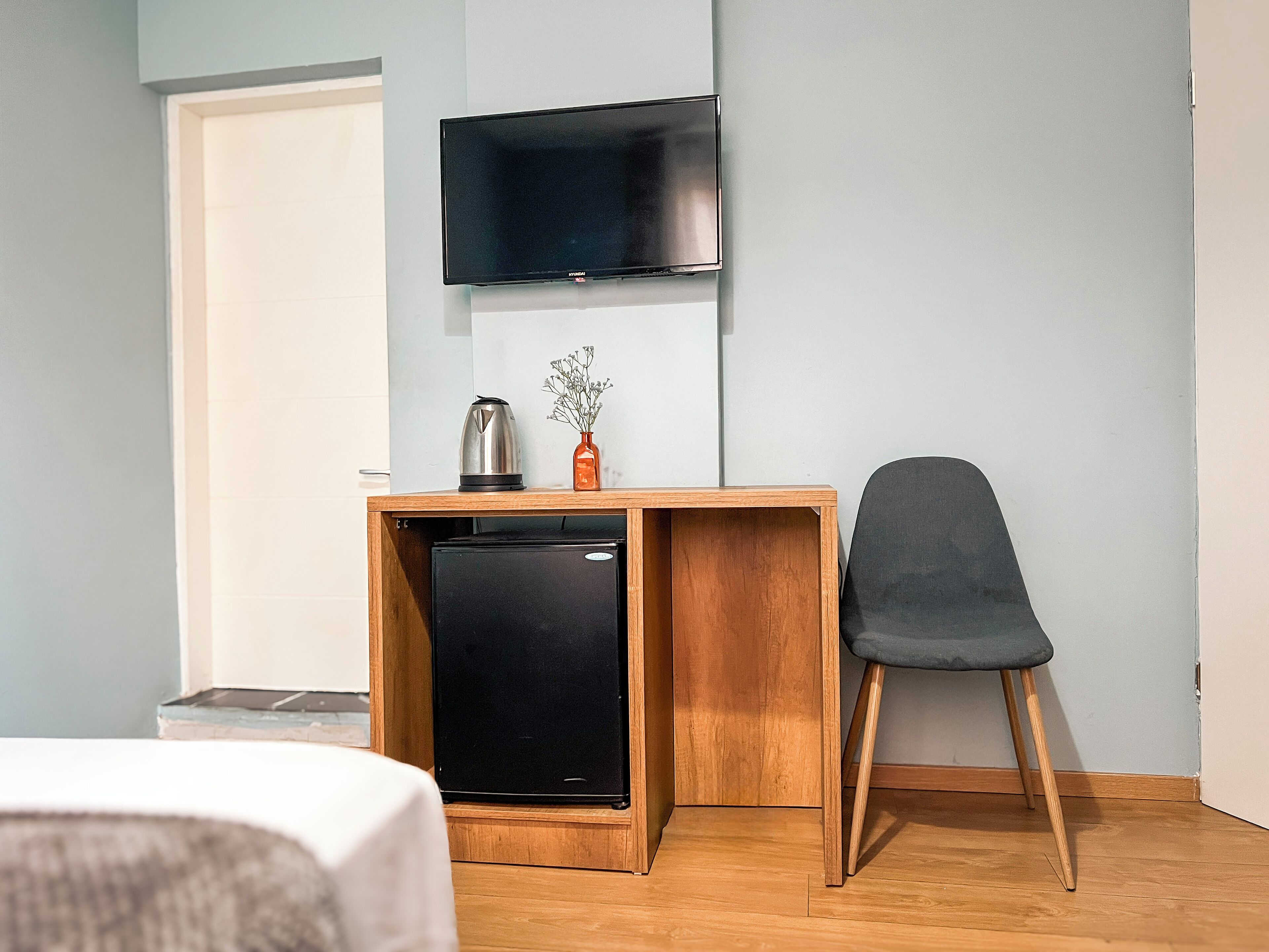 Phòng 4 tiện nghi đơn giản, quang cảnh thành phố | Màn/rèm cản sáng, truy cập Internet không dây miễn phí, bộ trải giường 