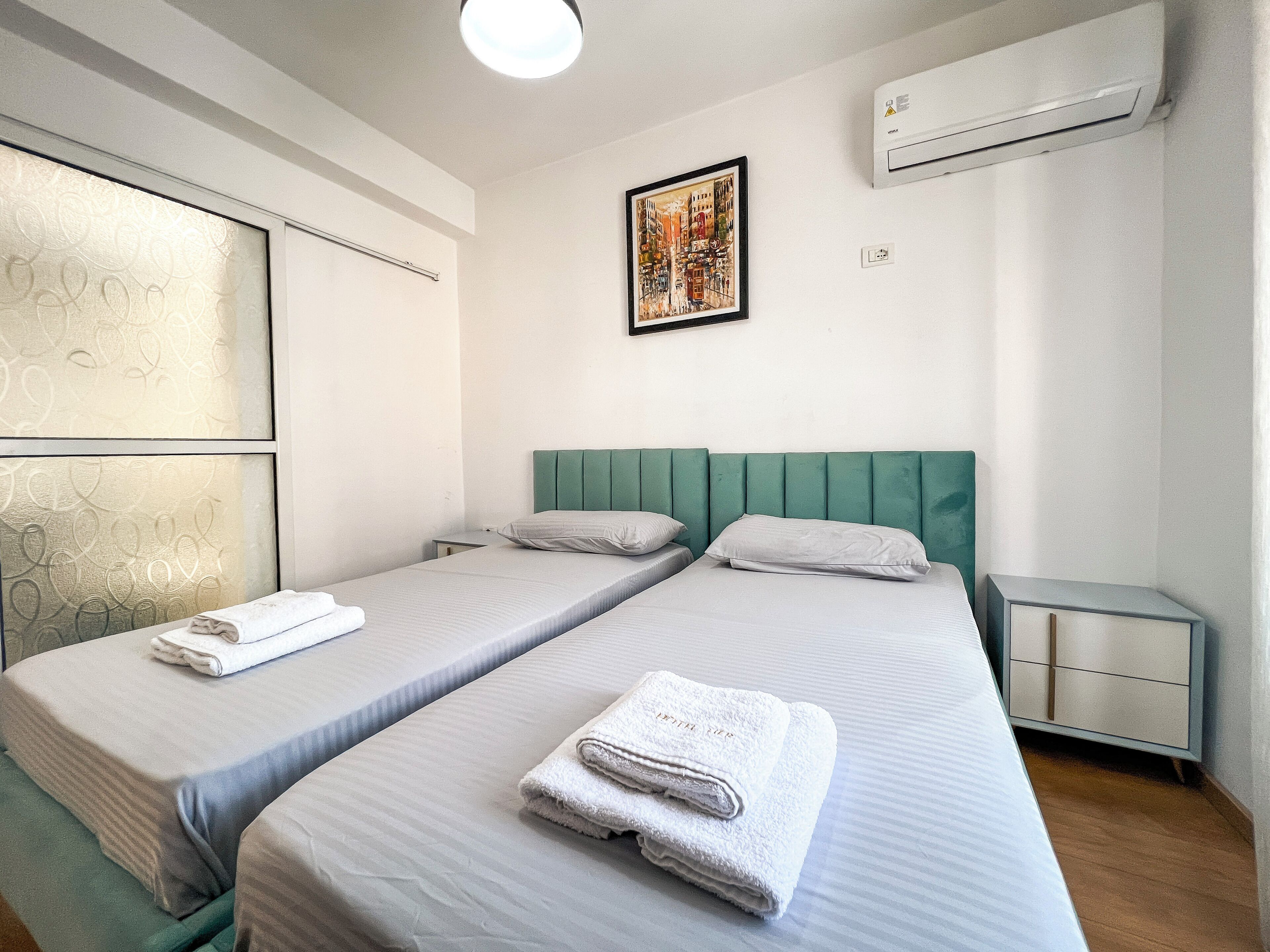Habitación Confort con 2 camas individuales, vistas a la ciudad | Cortinas opacas, wifi gratis, ropa de cama