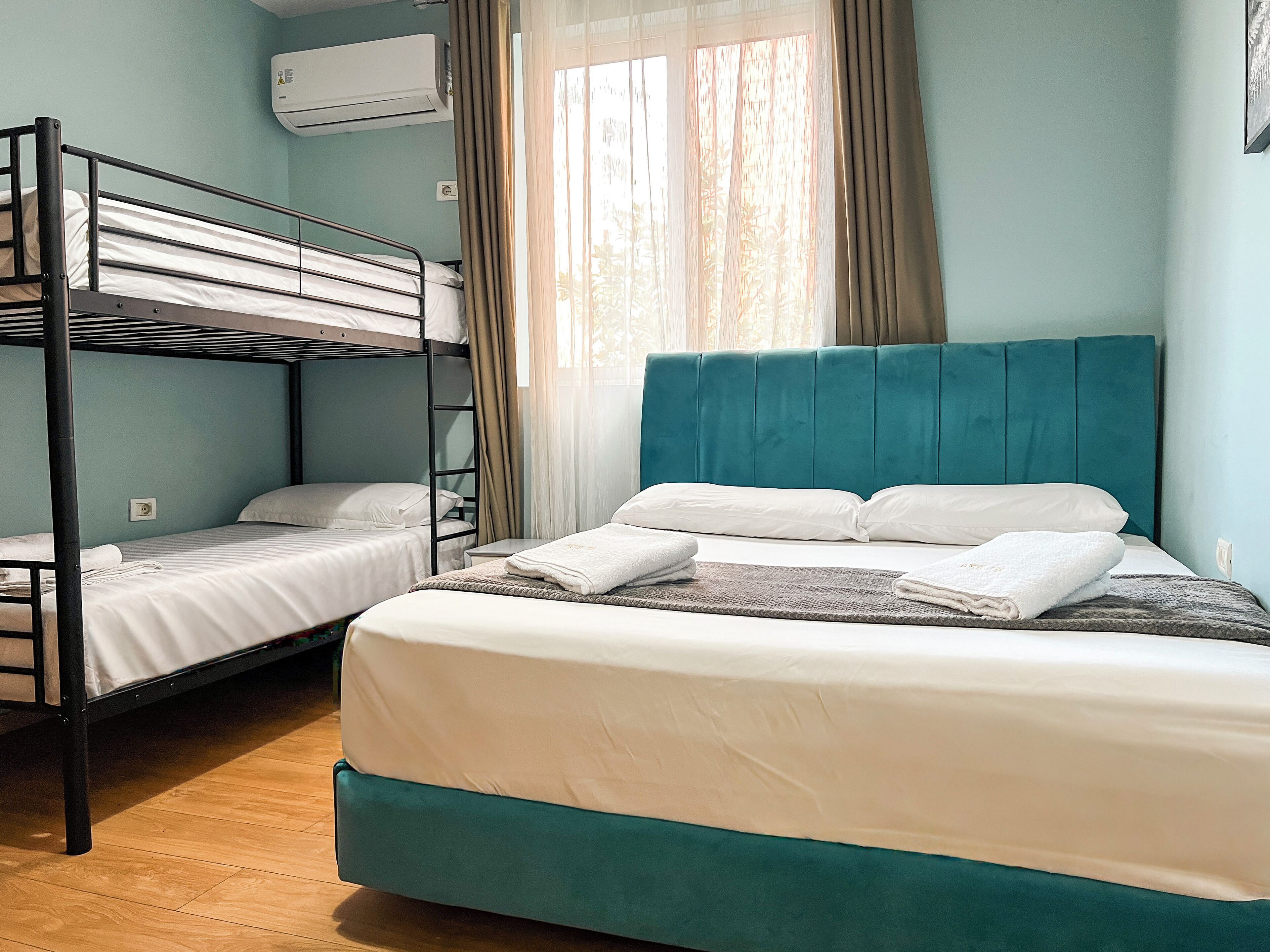 Habitación cuádruple Confort, vistas a la ciudad | Cortinas opacas, wifi gratis, ropa de cama