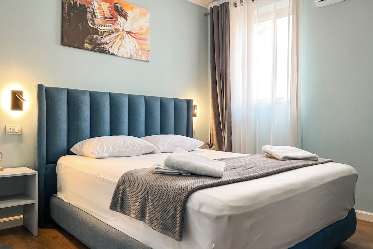 Blackout curtains, free WiFi, bed sheets