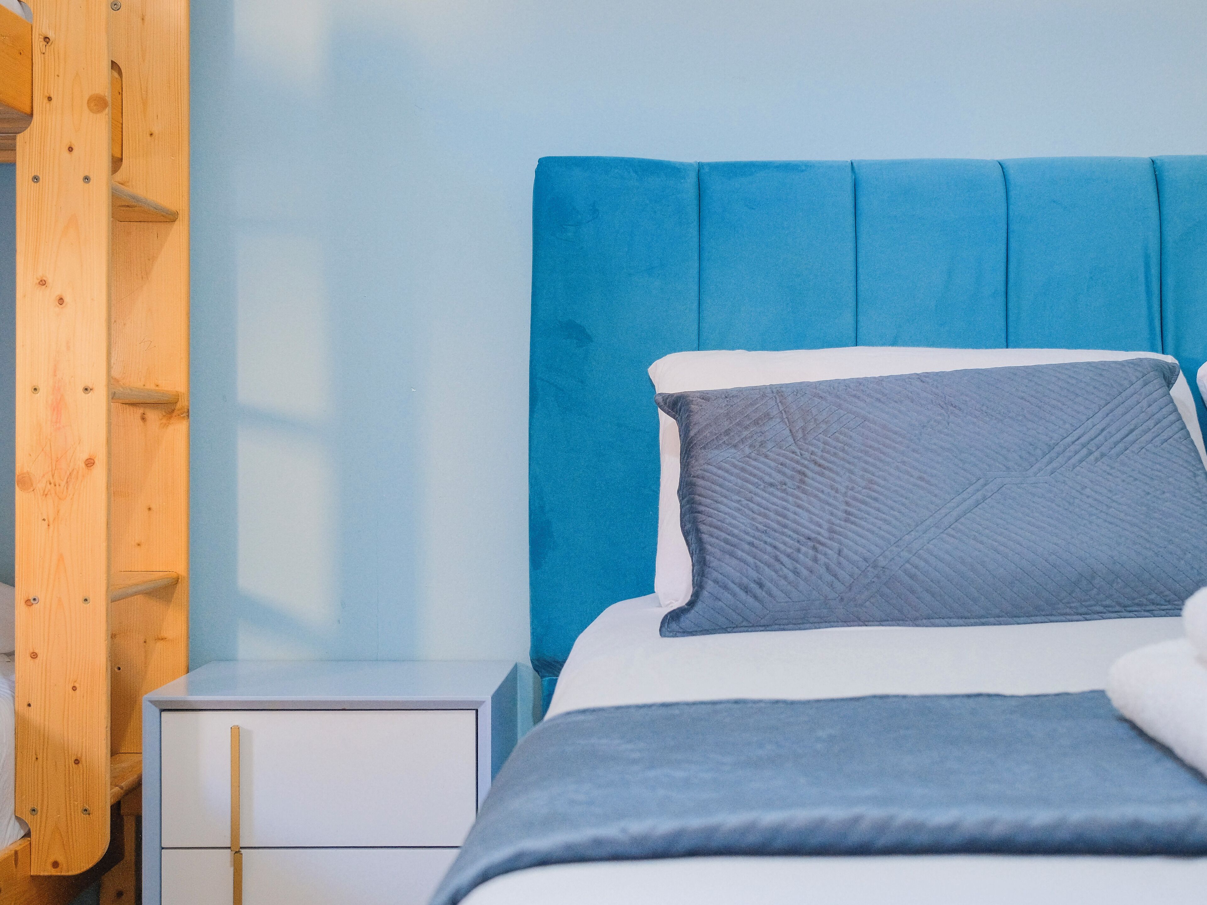 Habitación cuádruple Confort, vistas a la ciudad | Cortinas opacas, wifi gratis, ropa de cama