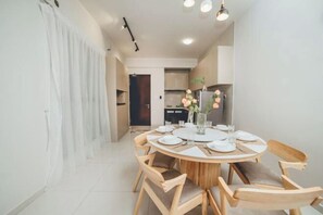 Dining - Bay Laurel Urban Poolscape 3BR6pax w Balcony (Johor Bahru)