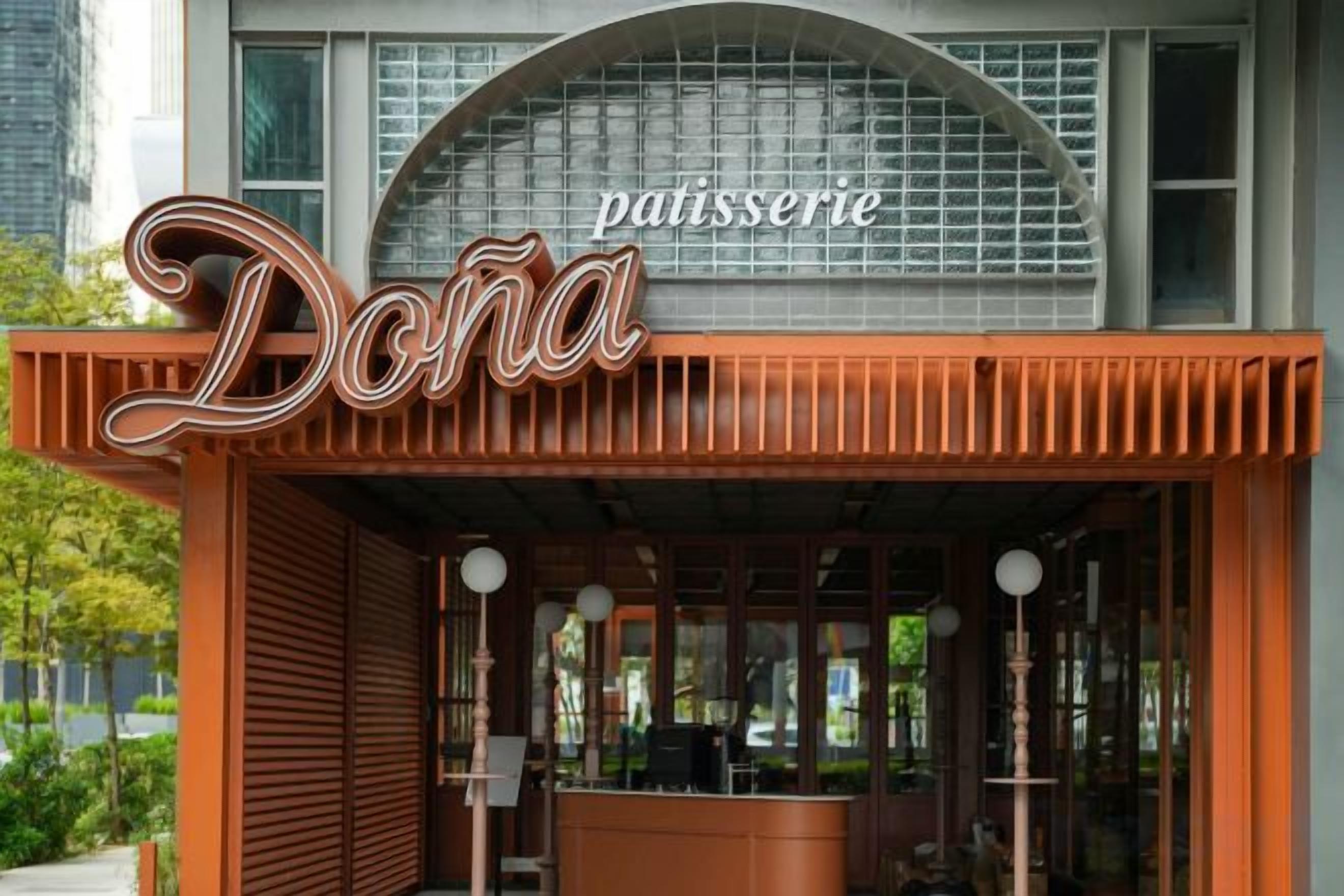 Uma padaria chamada Dona, com fachada marcante e design arquitetônico moderno.