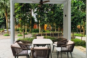Outdoor dining - Agile SkyView Suites KL (Kuala Lumpur)