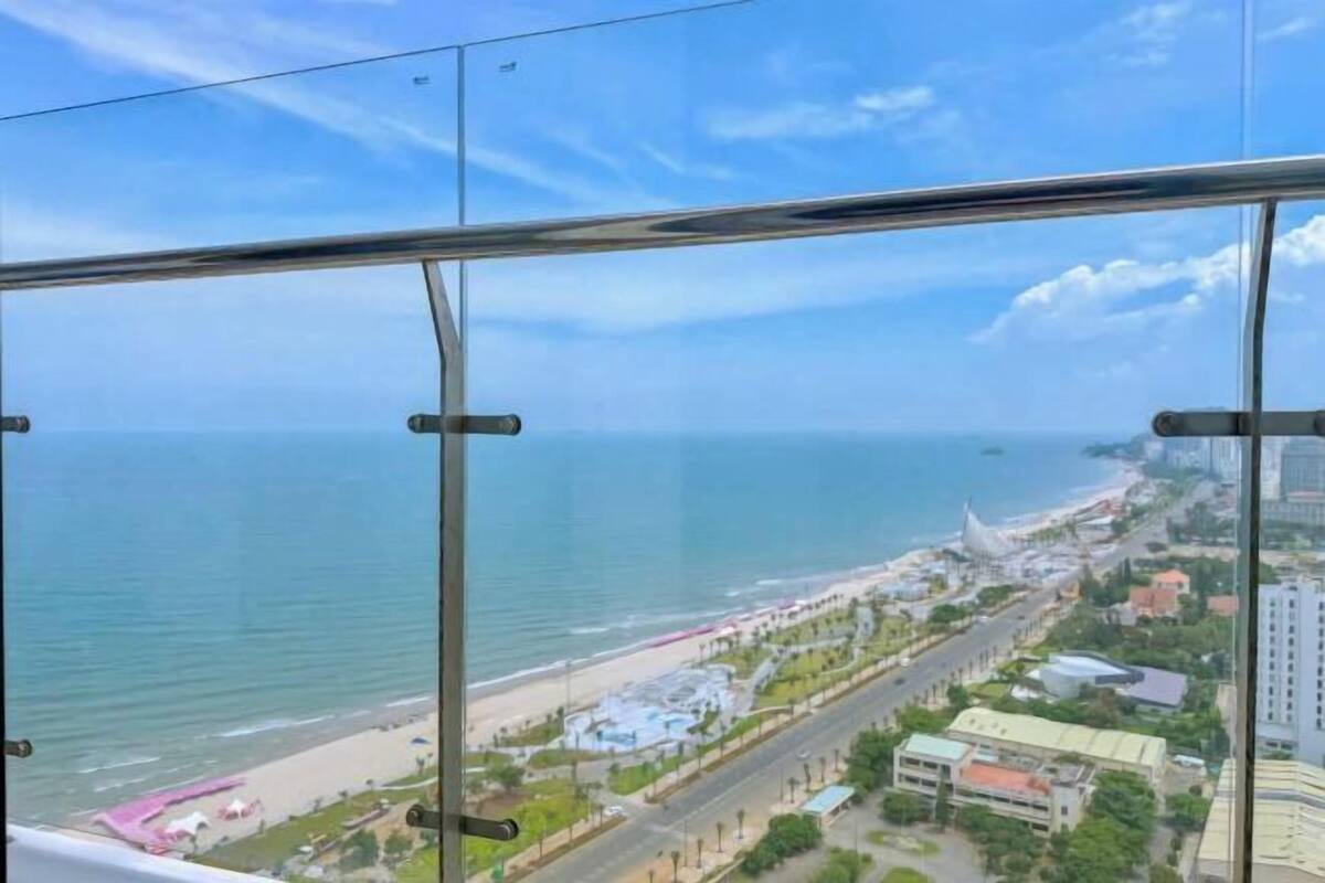 Un hotel di grandi dimensioni con vista su una spiaggia e sullo skyline della città.