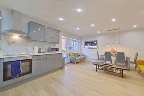 Private kitchen - Beauchamp House - 2-Bed 2-Bath Apartment in Coventry City Centre by CovStays (Coventry)