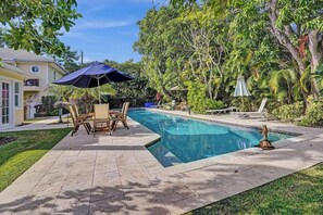 حمّام سباحة مُدفَّأ