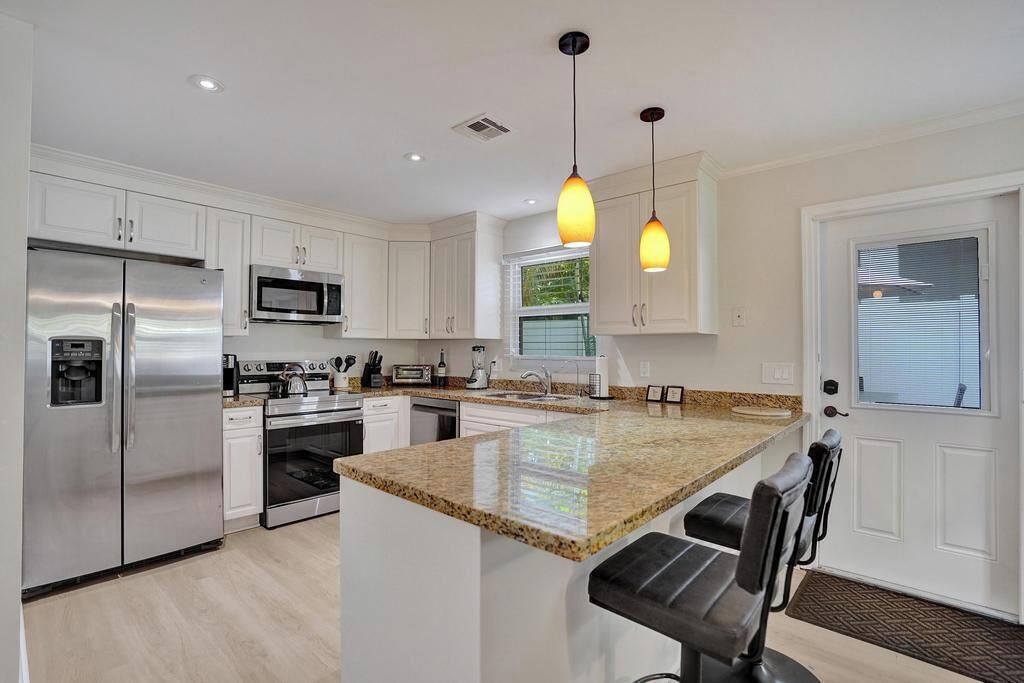 Fridge, oven, stovetop, dishwasher