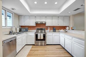 冷蔵庫、電子レンジ、オーブン、コンロ