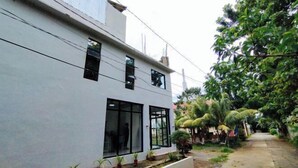 Un edificio moderno con ventanas amplias y fachada blanca.