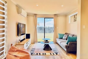 Unclassified image, 2 of 15, button - Lovely home.Close to hospital & City center (Hamilton)