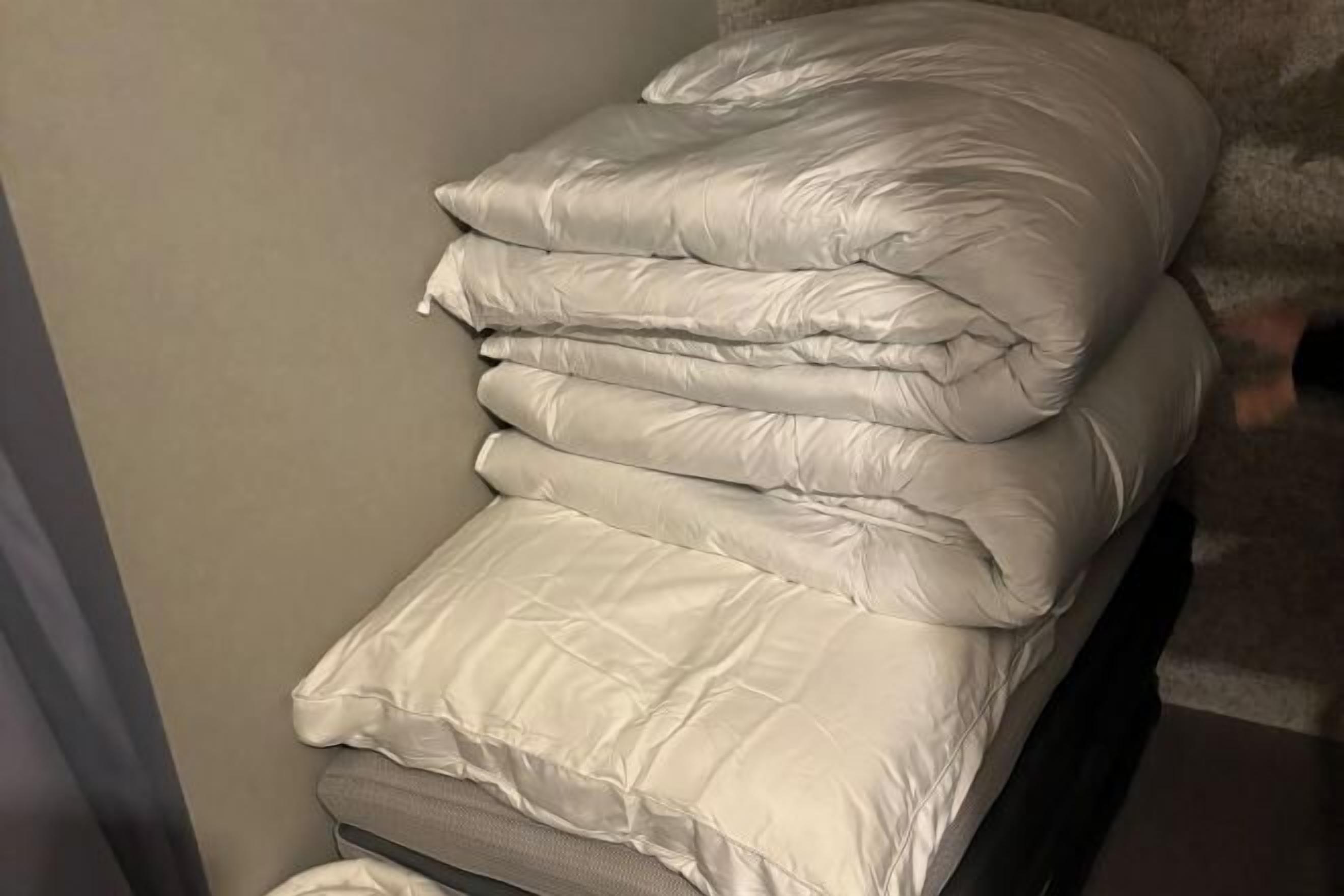 Un lecho de ropa blanca sobre una cama.