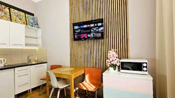 Comfort-studiolejlighed - 1 queensize-seng med sovesofa - ikke-ryger - byudsigt | Privat køkken | Køleskab, mikrobølgeovn, kogeplade, brødrister