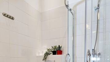 Bruser, hårtørrer, håndklæder, Sæbe