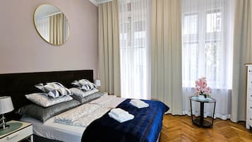 Estúdio conforto, 1 cama Queen e sofá-cama, sacada, vista para a cidade | Ferros/tábuas de passar roupa, Wi-Fi de cortesia, roupa de cama