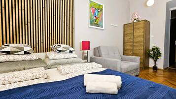 Comfort Studio, 1 Queen Bed with Sofa bed, Non Smoking, City View | Iron/ironing board, free WiFi, bed sheets