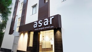 Een modern hotel met een bord waarop staat: 'as.ar Hotels ontworpen om uiten denken'.