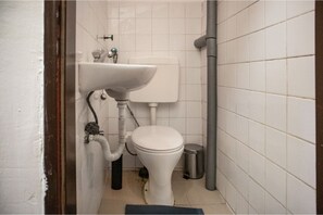 Een douche, een haardroger, handdoeken, zeep