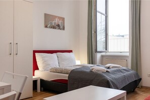 2 slaapkamers, een strijkplank/strijkijzer, beddengoed