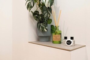 Bathroom amenities - The heart of Central Old Town with Castle Views (Edinburgh)