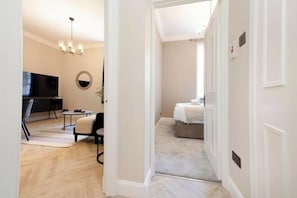 Room - The heart of Central Old Town with Castle Views (Edinburgh)