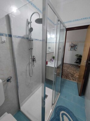 Dusche, Haartrockner, Handtücher, Toilettenpapier